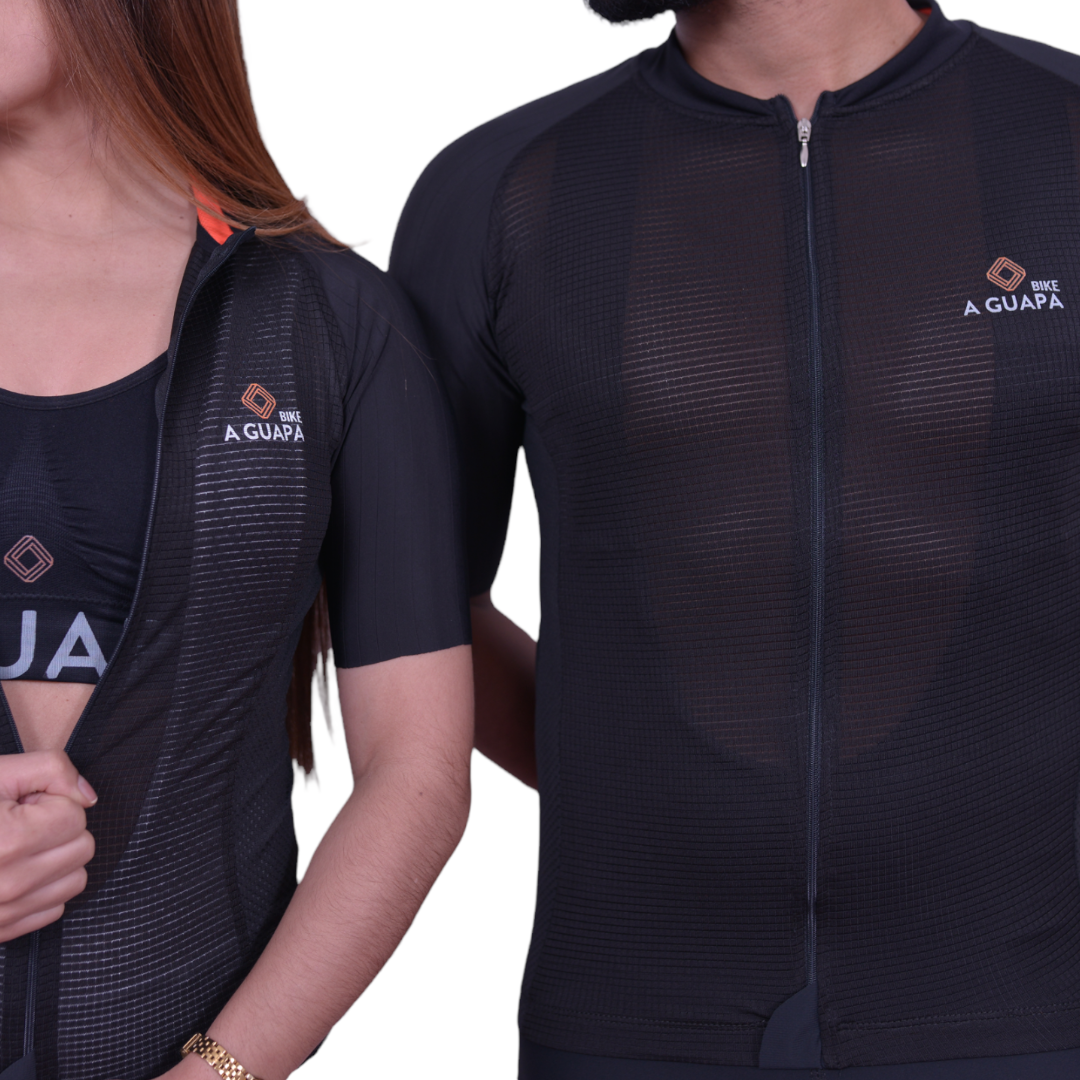 Detalle de tela suave y manga acanalada en el jersey de ciclismo Pro negro para mujer de A Guapa Bike.
