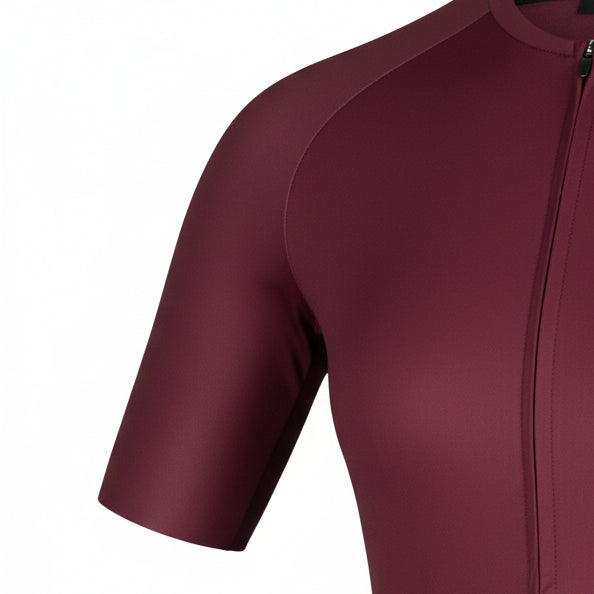 Detalle de la tela acanalada aerodinámica y ajuste frontal del jersey Pro vino tinto para dama de A Guapa Bike.