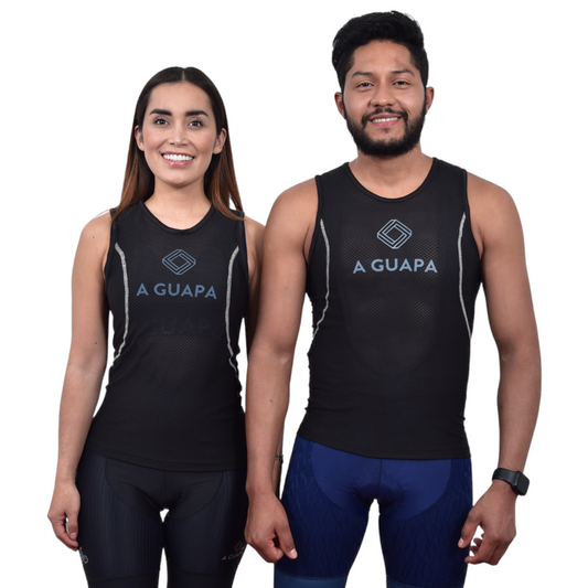 Hombre y mujer vistiendo la camisilla esqueleto de ciclismo negra de A Guapa Bike.