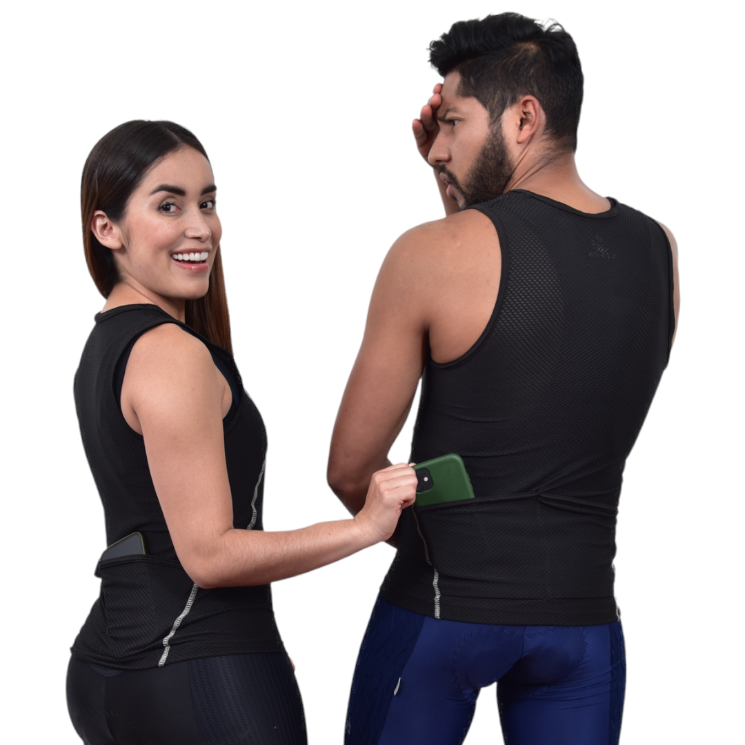 Vista trasera de la camisilla de ciclismo con bolsillo de dos servicios en la espalda para herramientas y nutrición.