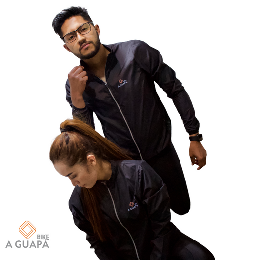Hombre y mujer vistiendo la chaqueta cortavientos ligera y semi-impermeable para ciclismo de A Guapa Bike.