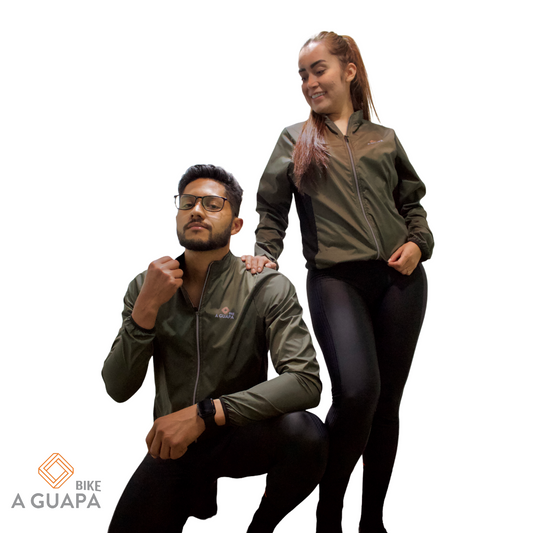 Hombre y mujer vistiendo la chaqueta cortavientos ligera para ciclismo en color verde militar de A Guapa Bike.