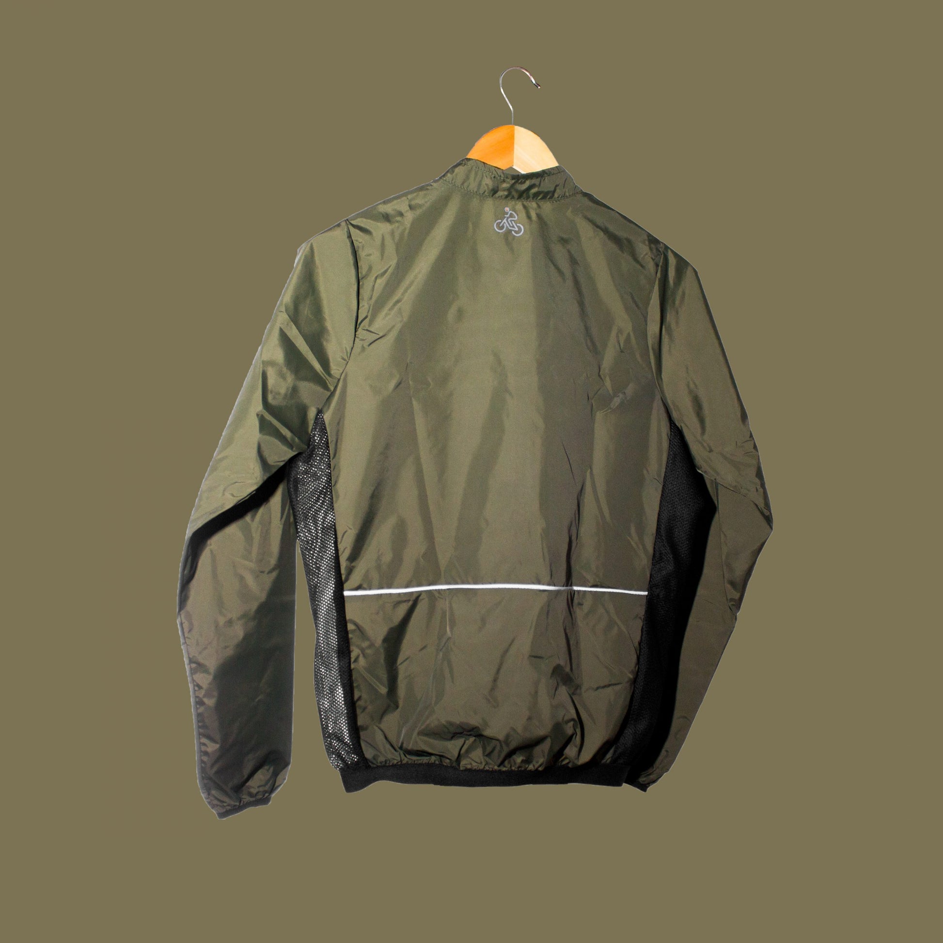 Cinta reflectiva en la espalda y detalles de ventilación en la chaqueta ligera verde militar para bicicleta.