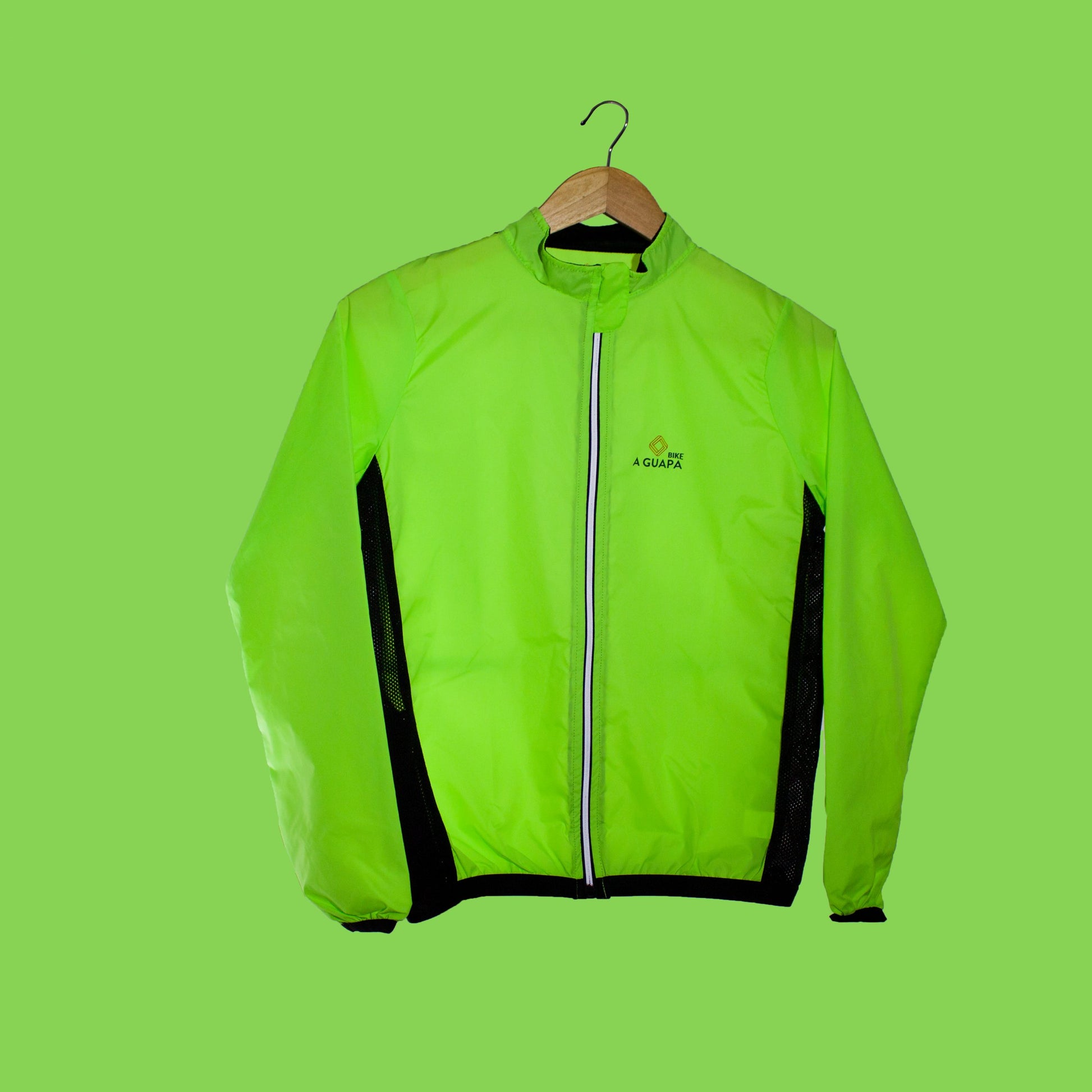 Detalle frontal de la chaqueta rompevientos verde neón para hombre con cremallera reflectiva.