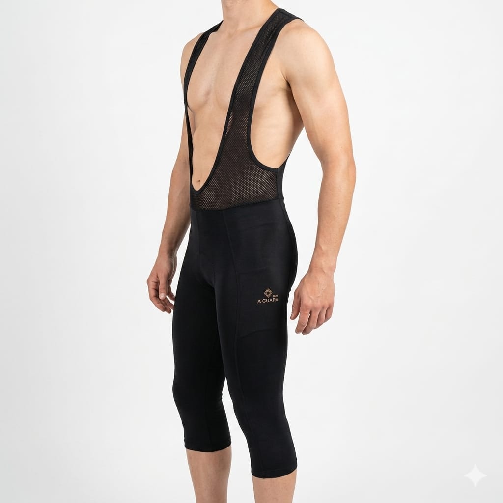 Vista de perfil de maniquí vistiendo licra 3/4 de ciclismo negra para hombre con tirantes en malla de la línea clásica de A Guapa Bike.