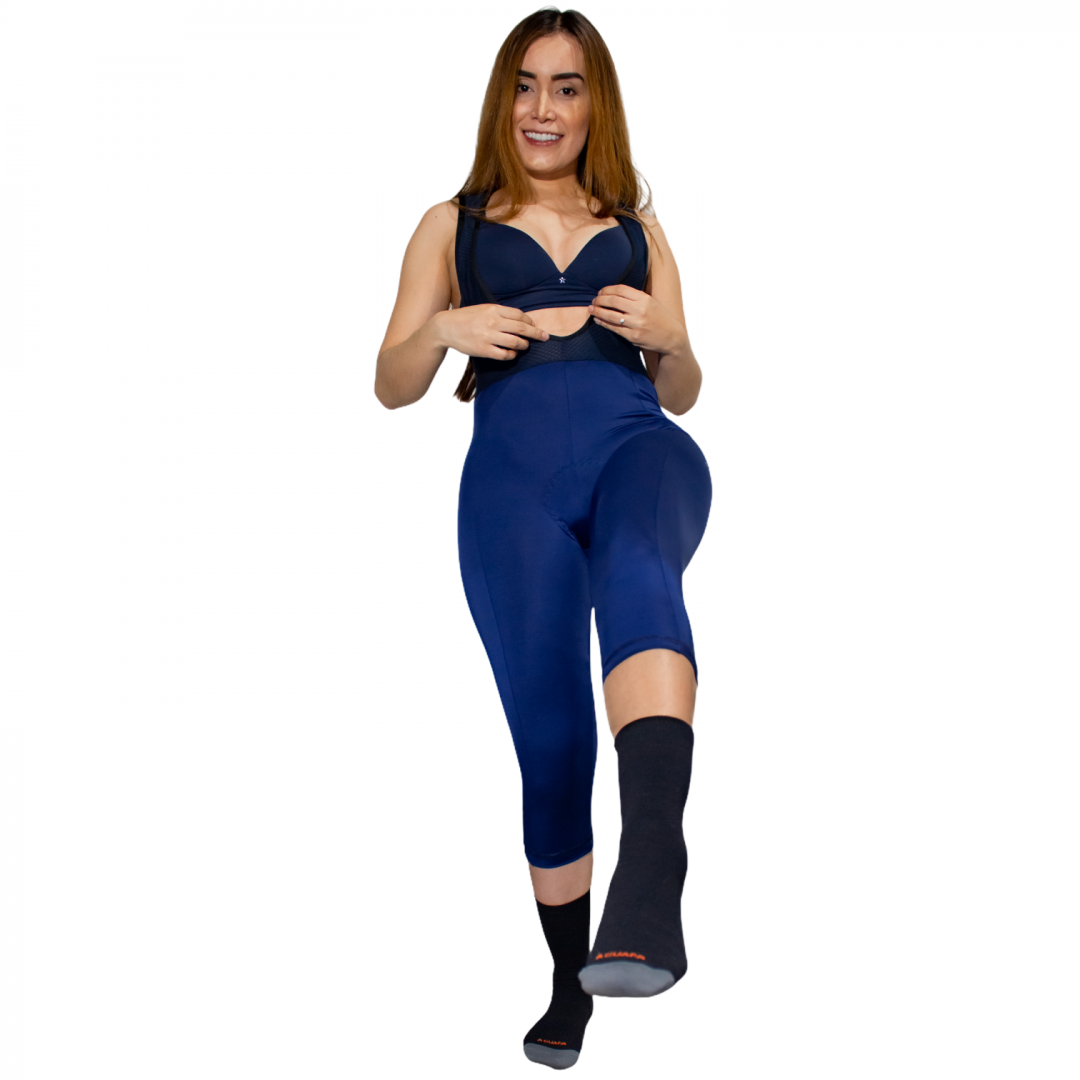 Modelo vistiendo licra 3/4 de ciclismo azul oscuro para mujer con tirantes en malla de la línea clásica de A Guapa Bike.