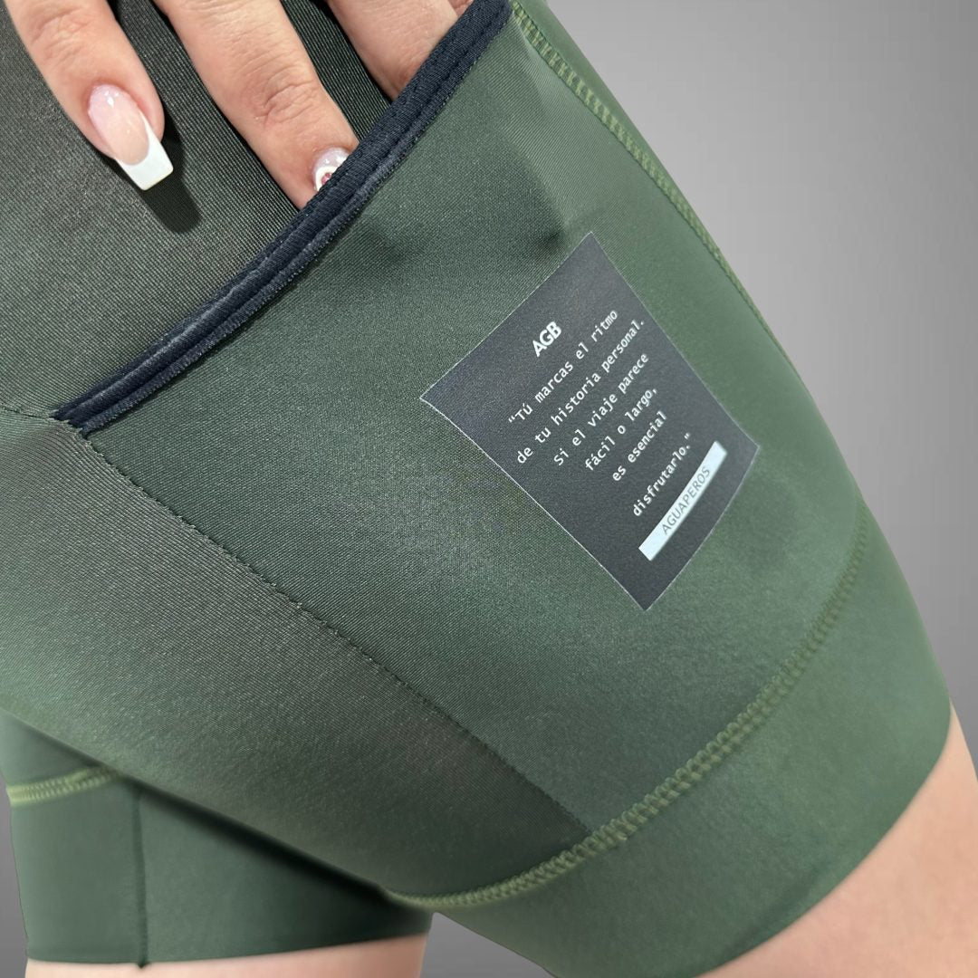 Licra corta de ciclismo Gravel verde militar para mujer con bolsillo lateral derecho y tela diferenciada de A Guapa Bike.