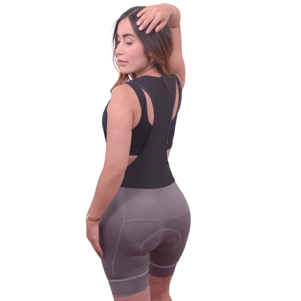Vista trasera del ajuste ergonómico y los tirantes transpirables en la licra clásica gris para dama.