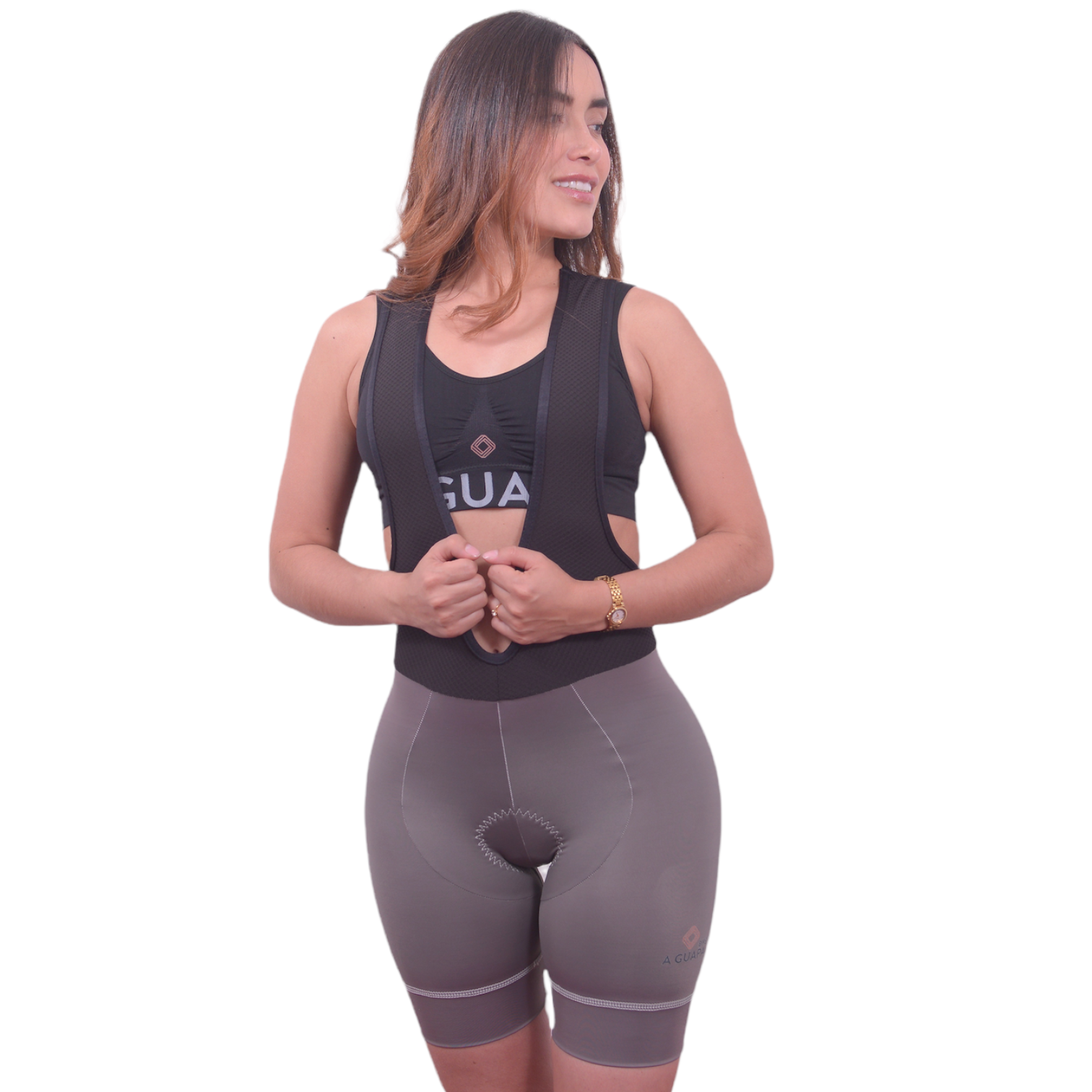Mujer vistiendo licra corta de ciclismo gris clásica con cargaderas para dama de A Guapa Bike.