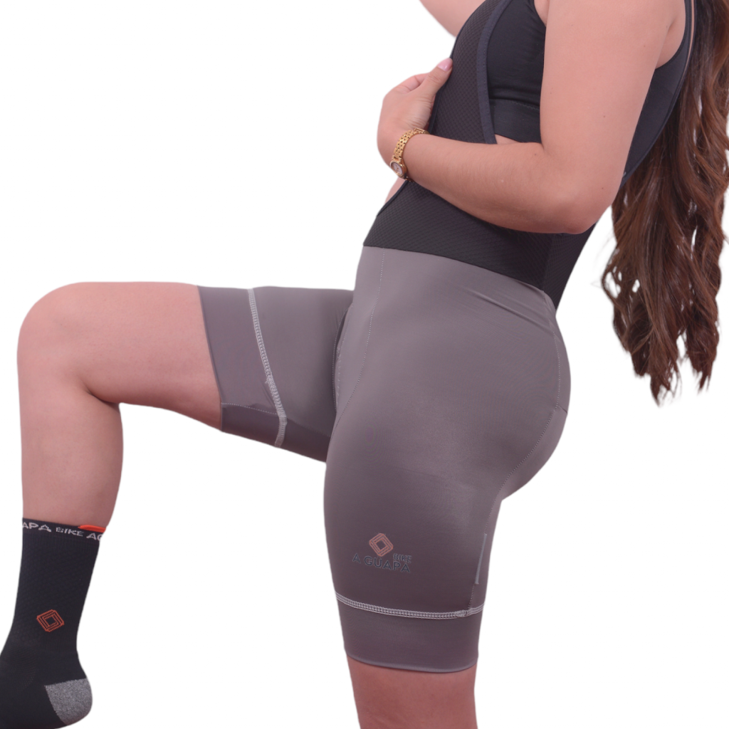 Vista Lateral Izquierda mostrando Logo integrado en la licra corta gris para mujer.