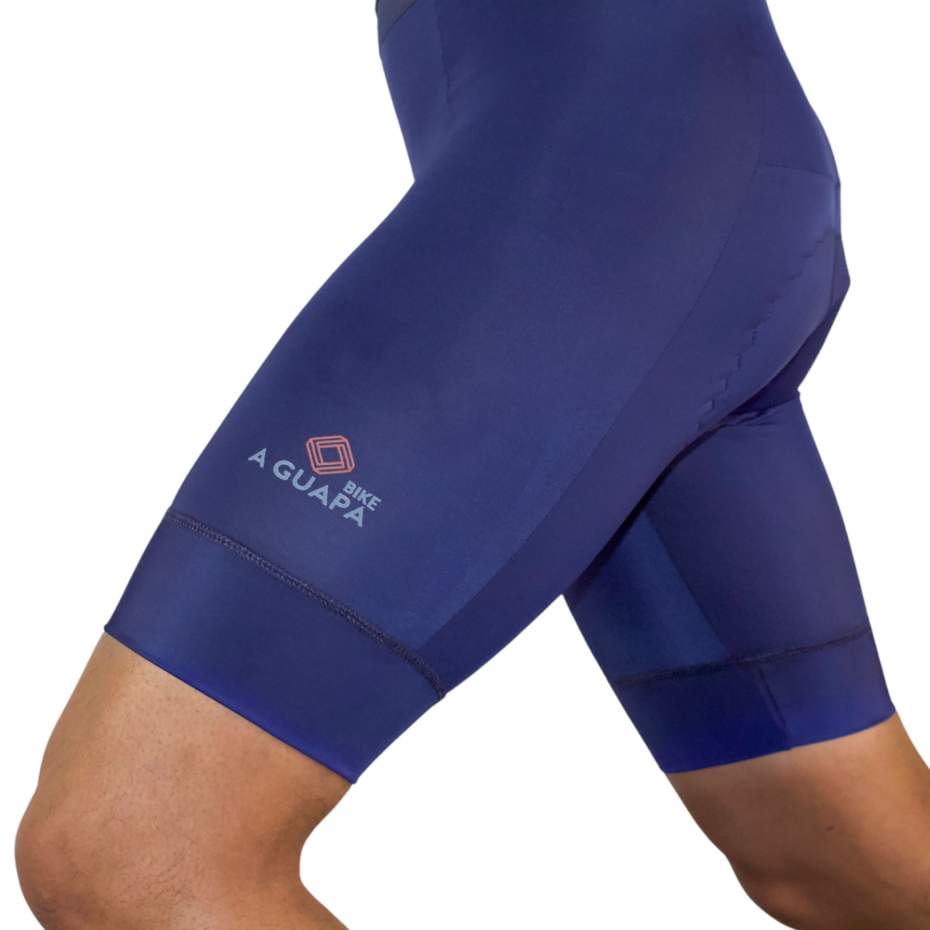 Vista lateral izquierda de la licra de ciclismo azul oscuro para hombre.