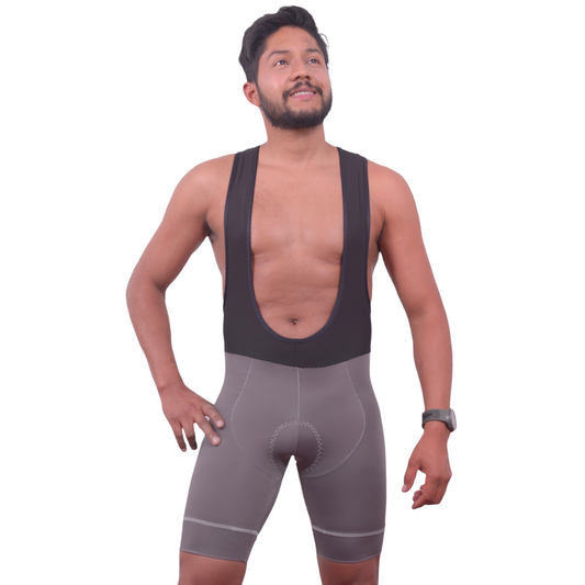 Hombre vistiendo licra corta de ciclismo gris clásica con cargaderas de A Guapa Bike.