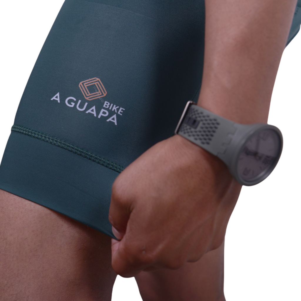 Lateral Izquierdo mostrando el Logo integrado en la licra clásica verde de ciclismo para hombre.