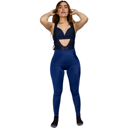 Modelo vistiendo licra larga de ciclismo azul para mujer con tirantes en malla de la línea clásica de A Guapa Bike.