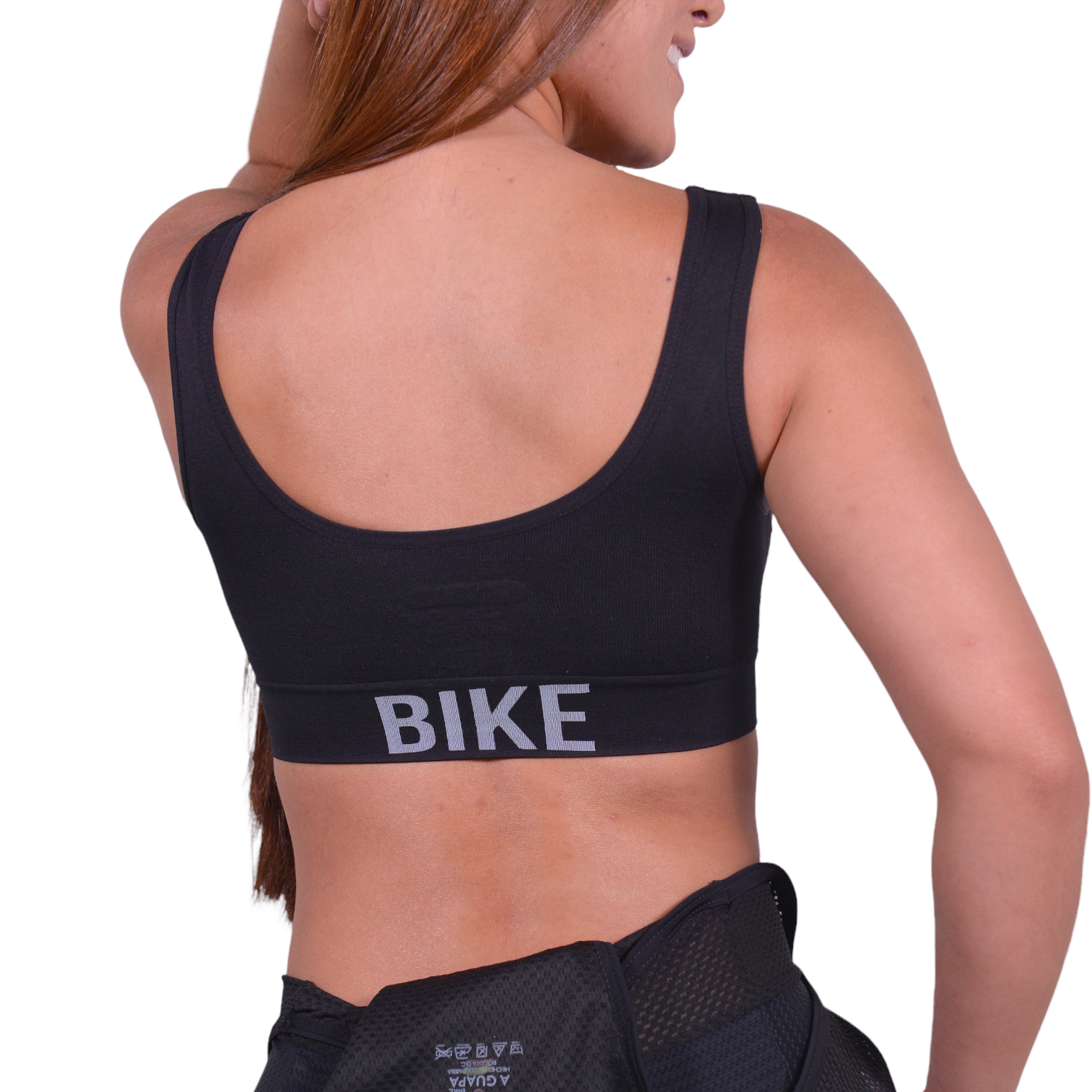Top deportivo negro para mujer, modelando espalda y su ajuste suave y elástico para entrenamientos y bicicleta.