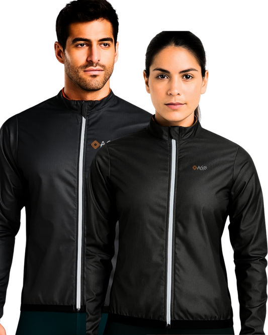 Chaqueta cortavientos e impermeable de ciclismo negra A Guapa Bike: vistas de frente de hombre y mujer, vista frontal de la pareja