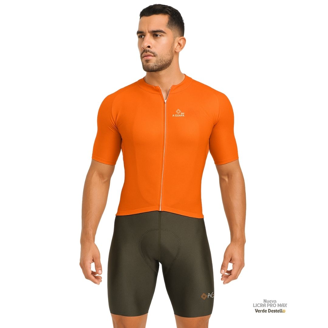 Modelo posando de frente con jersey de ciclismo mango y licra corta verde destello para hombre