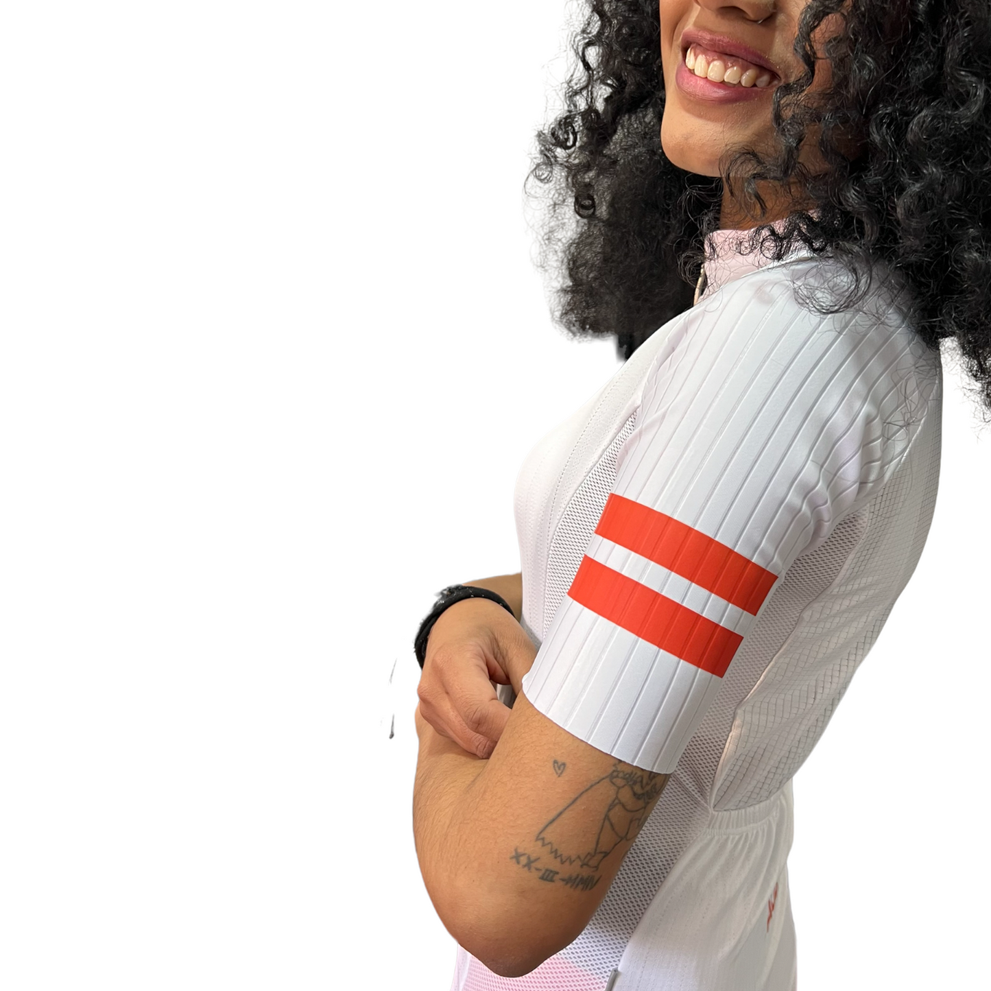 Detalle de tela suave y manga acanalada en el jersey de ciclismo Pro blanco para mujer de A Guapa Bike.