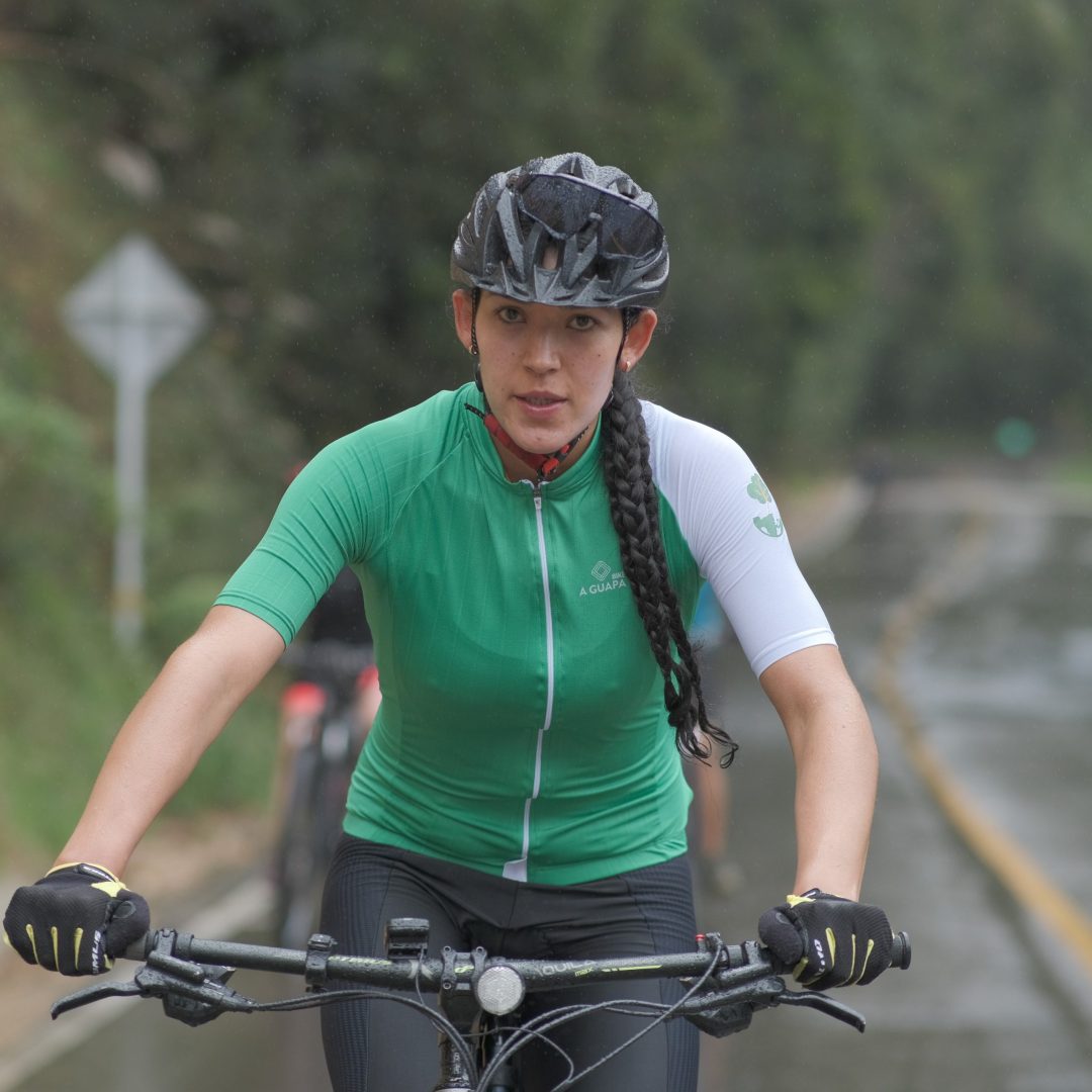 Detalle de la cremallera completa con bloqueo automático en el cuello del jersey Pro verde eco de A Guapa Bike.