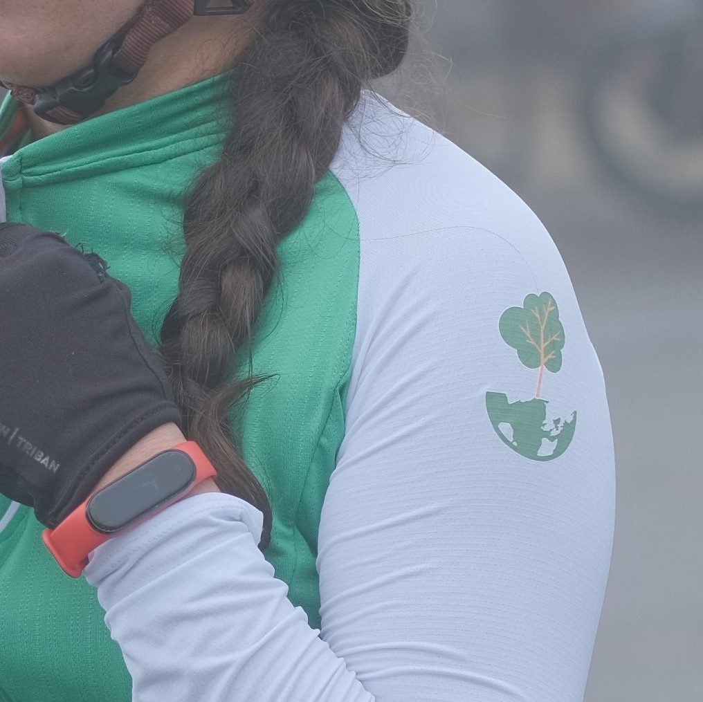 se puede apreciar mejor la manga que contrasta con el verde haciendo eco en color blanco, y el logito que se le colocaba al momento de lanzamiento.