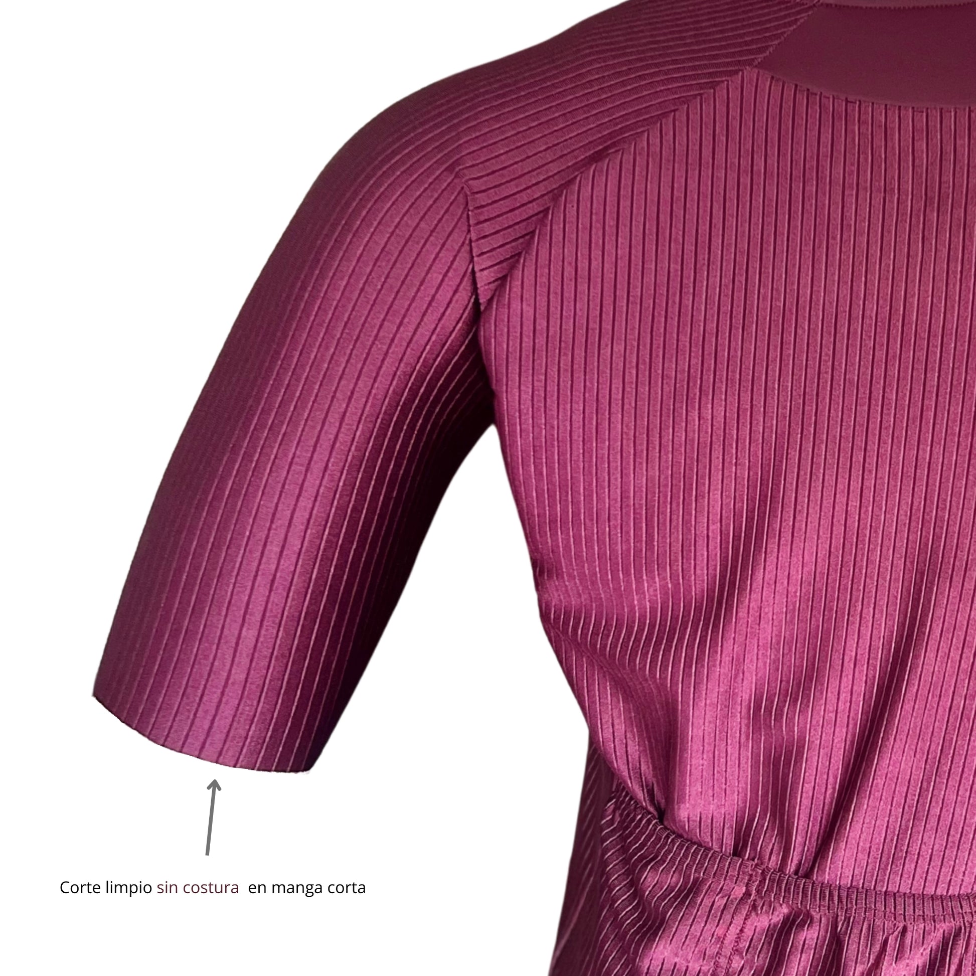 Detalle de la tela acanalada aerodinámica y ajuste frontal del jersey Pro vino tinto para dama de A Guapa Bike.