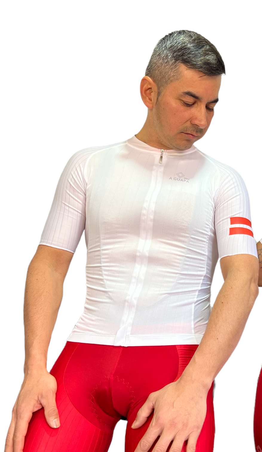 Jersey de ciclismo Pro blanco para hombre vista frontal completa con franjas rojas en la manga de A Guapa Bike.