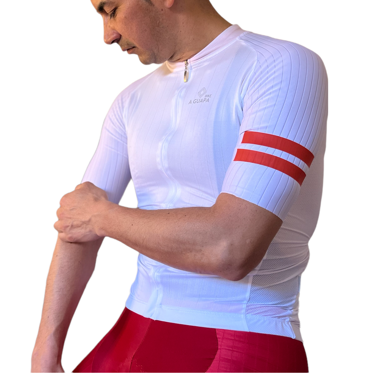 Detalle de la manga acanalada aerodinámica con bandas rojas del jersey Pro blanco para hombre de A Guapa Bike.