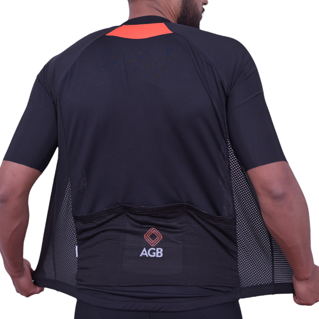 Jersey de ciclismo Pro negro para hombre vista posterior con bolsillos y punto reflectivo de A Guapa Bike.