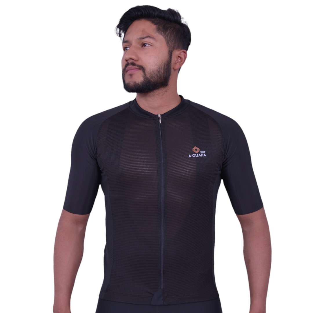 Jersey de ciclismo Pro negro para hombre vista frontal completa con cremallera de A Guapa Bike.