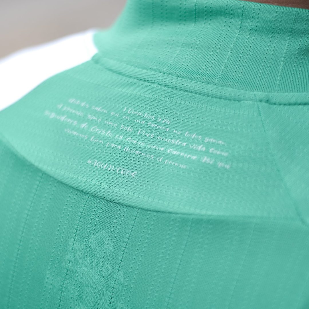 Detalle de la tela acanalada aerodinámica y ajuste frontal del jersey Pro verde eco para hombre de A Guapa Bike.