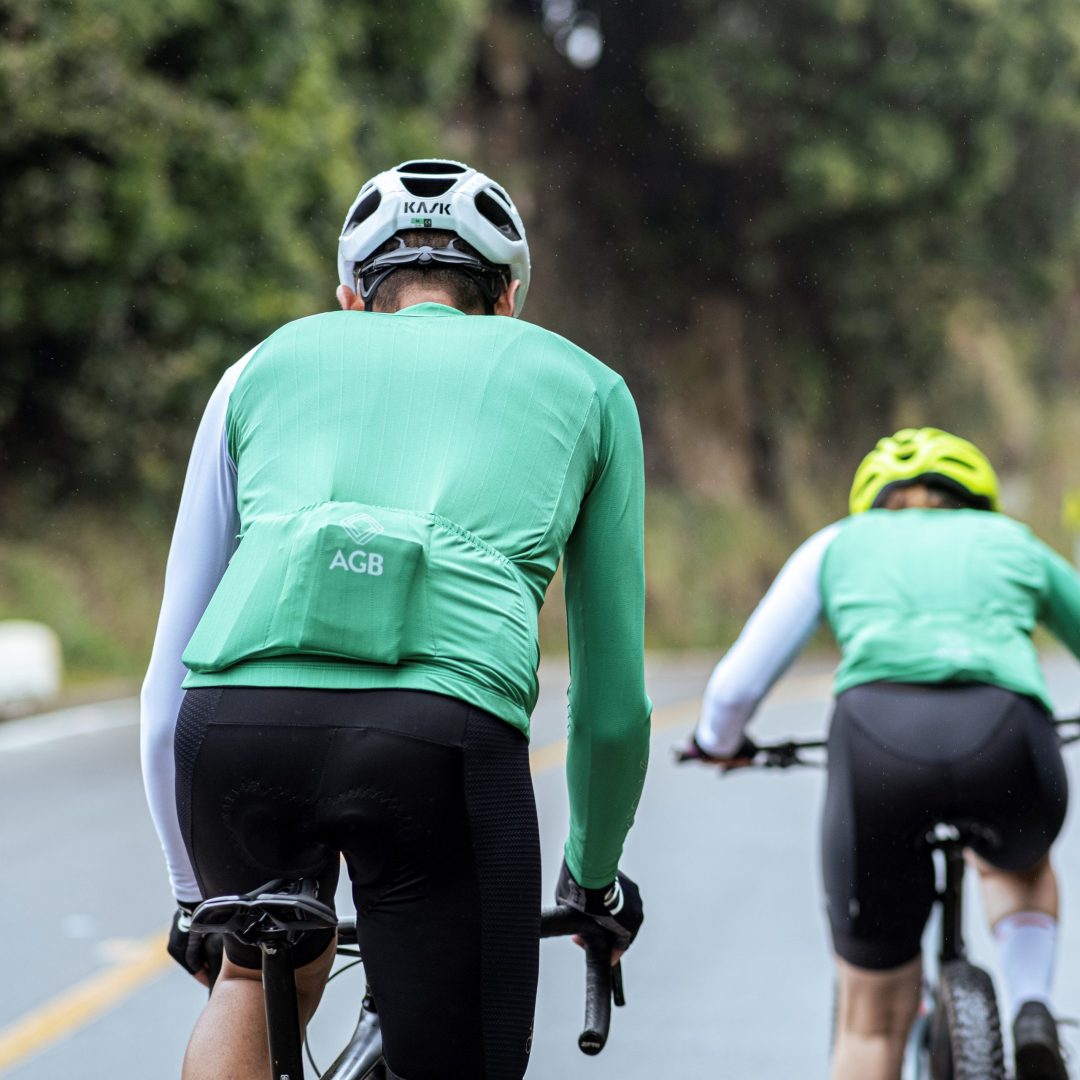 Jersey de ciclismo Pro verde eco para hombre vista posterior con bolsillos y punto reflectivo de A Guapa Bike.