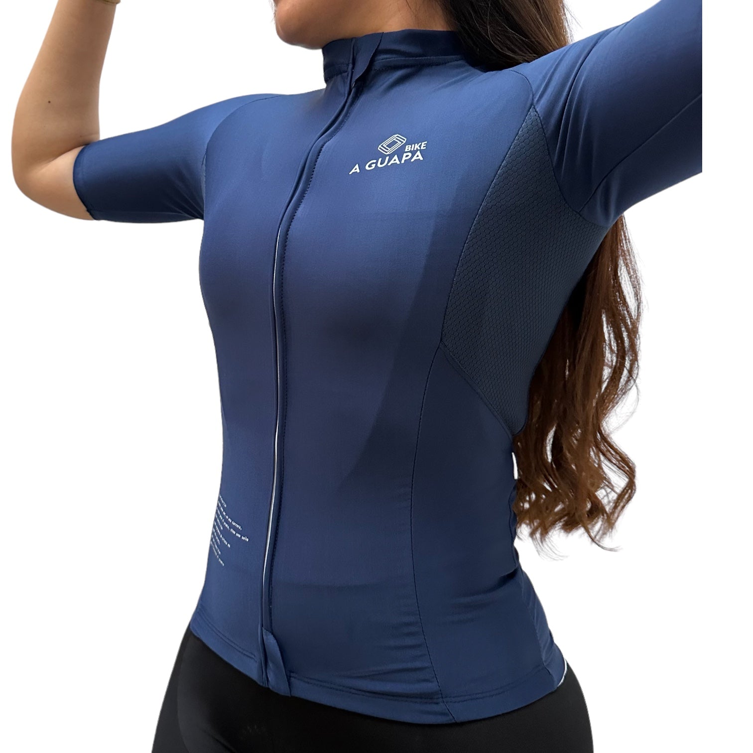 Acercamiento al panel lateral transpirable y cremallera cubierta del jersey Pro Lite azul oscuro para mujer de A Guapa Bike.