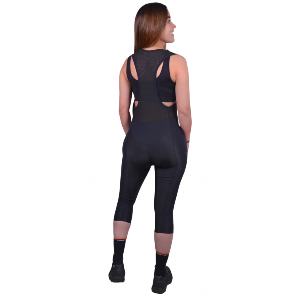 Licra 3/4 de ciclismo negra para mujer vista trasera con corte en media luna para moldear la cola de A Guapa Bike.