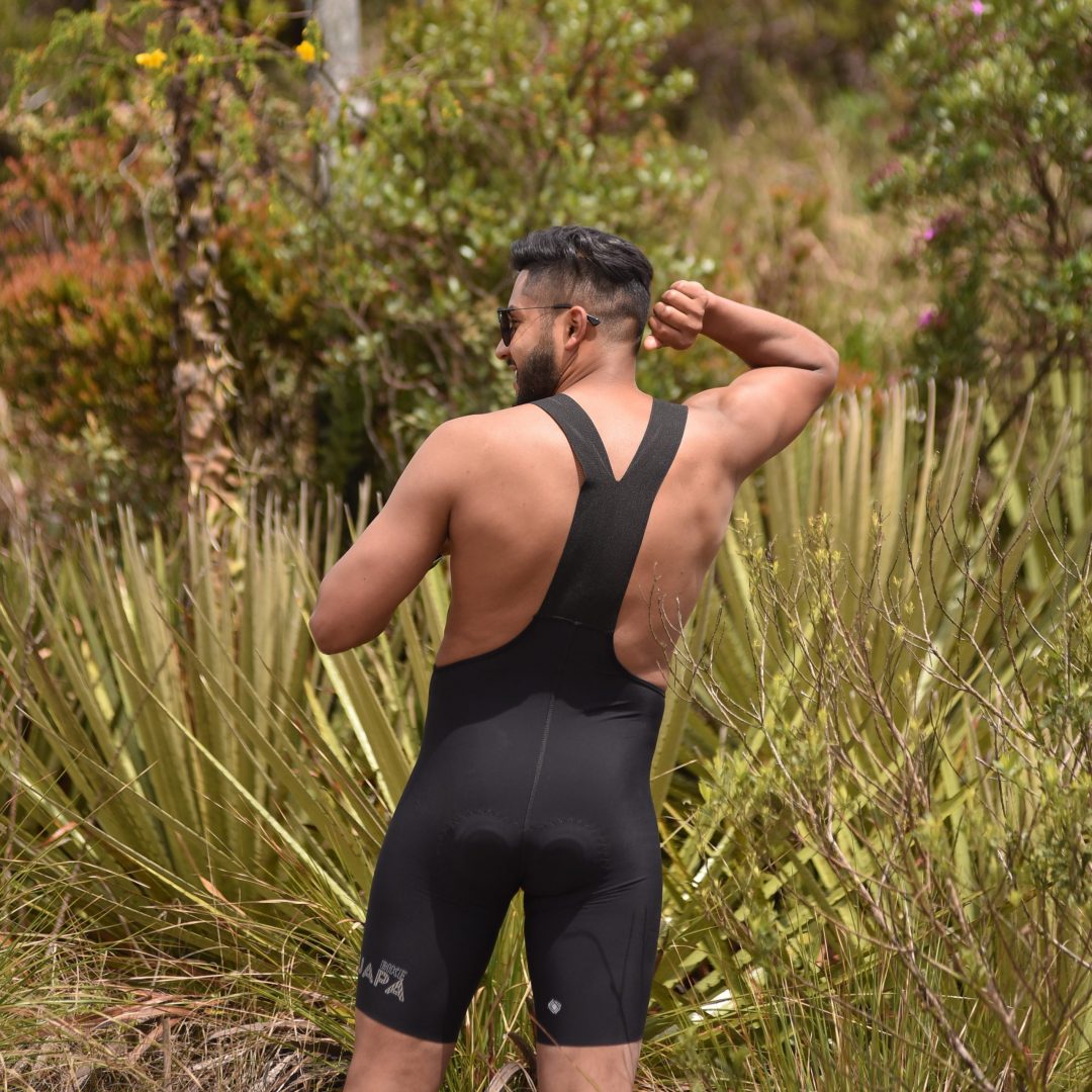 Vista de la espalda y tirantes divididos de la licra de ciclismo Pro Max para hombre en ruta