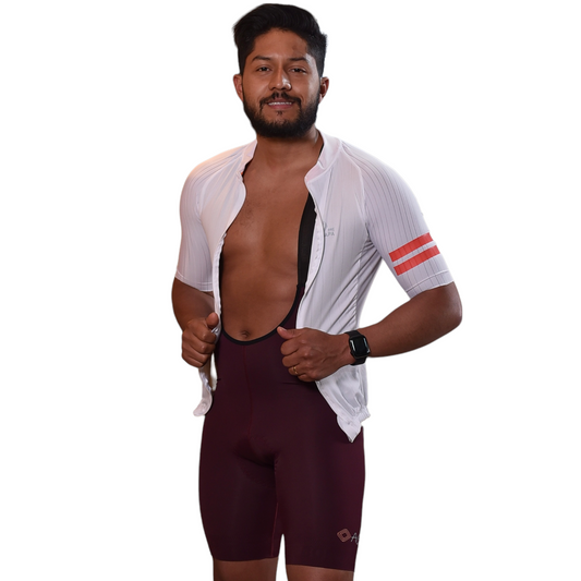 Licra corta de ciclismo para hombre sin costuras vino tinto Pro Max de frente con jersey blanco
