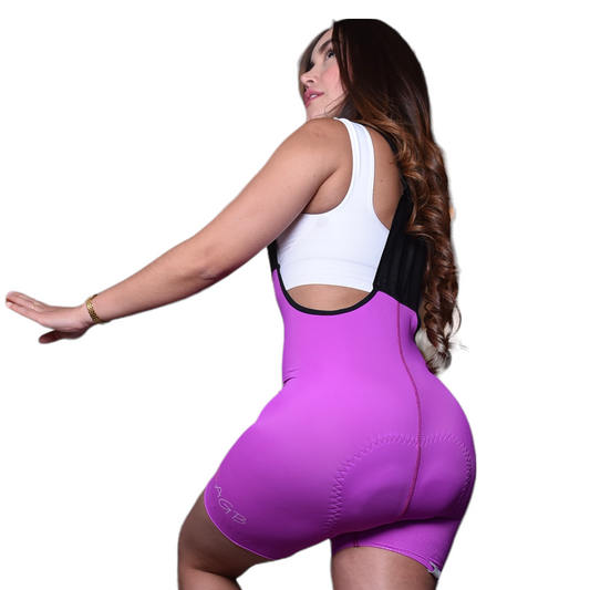 Vista trasera de perfil de la licra corta de ciclismo para mujer lila mora Pro Max