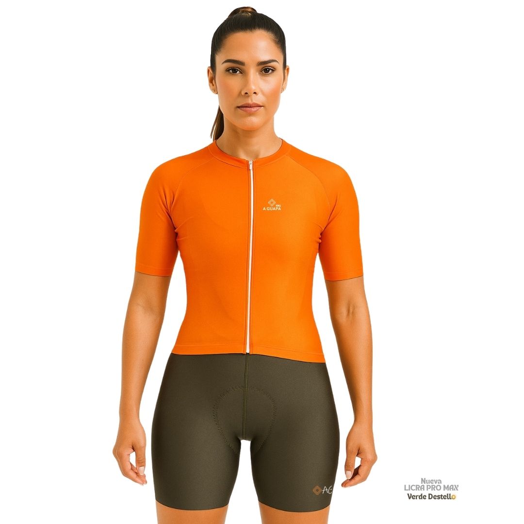 Modelo posando con jersey de ciclismo mango y licra corta verde destello para mujer Pro Max