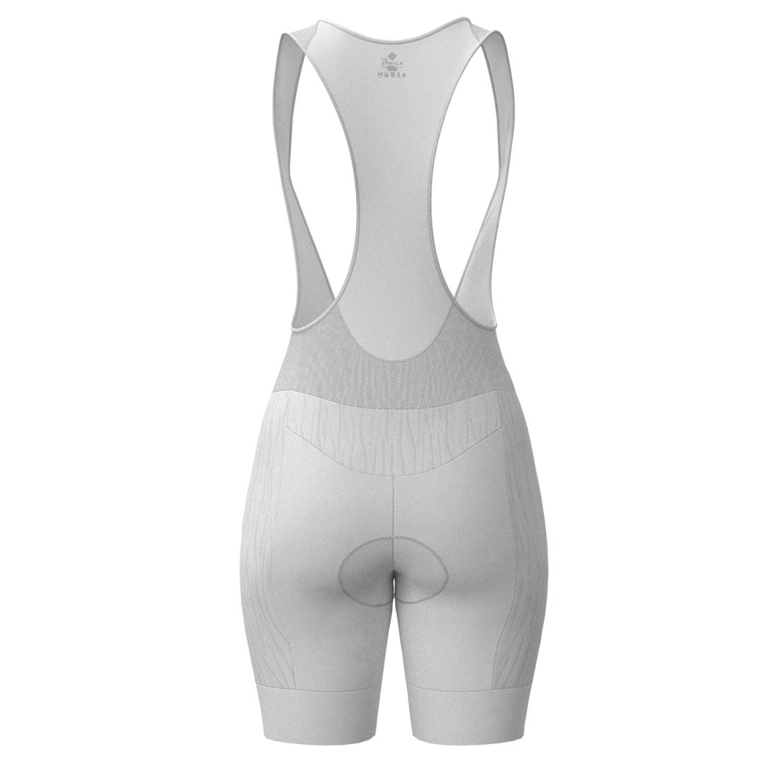 Licra corta de ciclismo blanca para mujer vista trasera con corte en media luna para moldear la cola de A Guapa Bike.