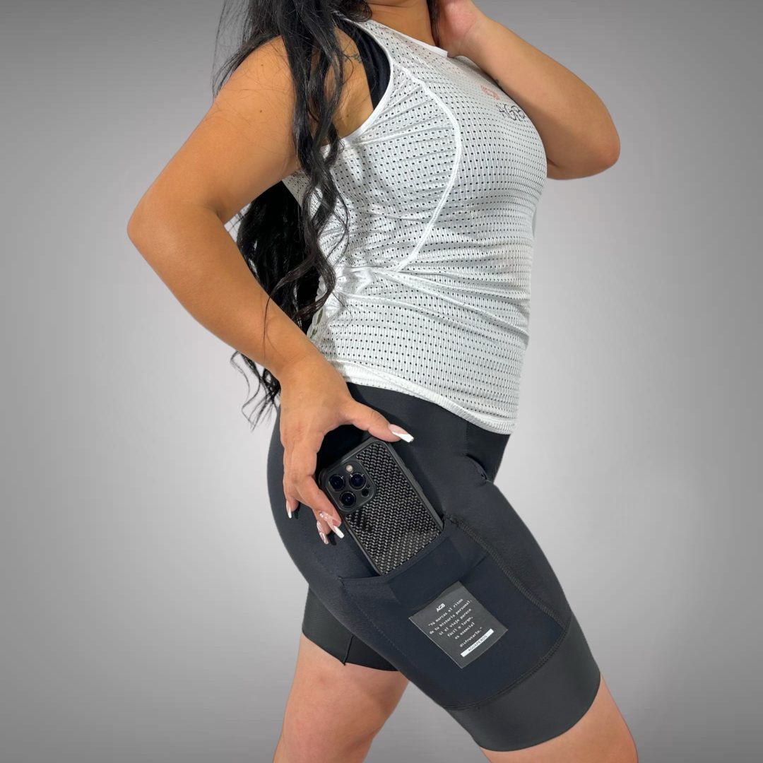 Licra corta de ciclismo Gravel negra para mujer con bolsillo lateral derecho y tela diferenciada de A Guapa Bike.
