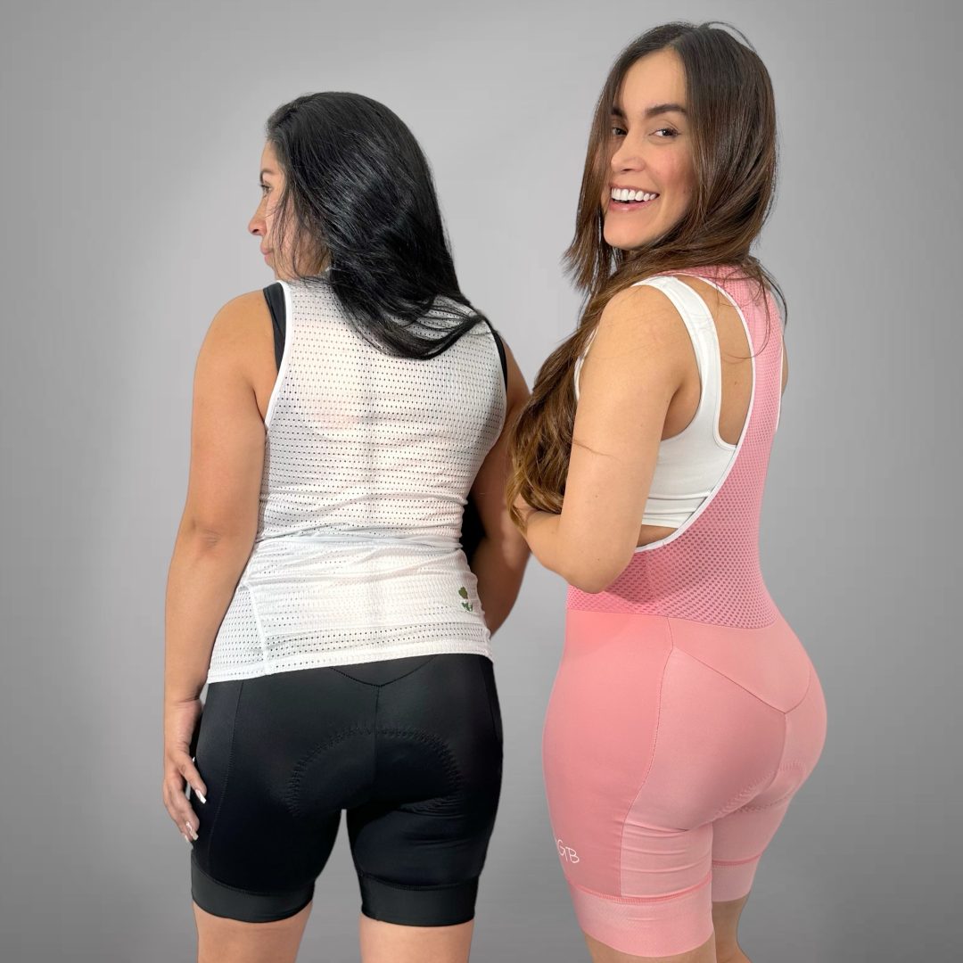 Licra corta de ciclismo Gravel negra para dama vista trasera con corte en media luna para moldear la cola de A Guapa Bike.
