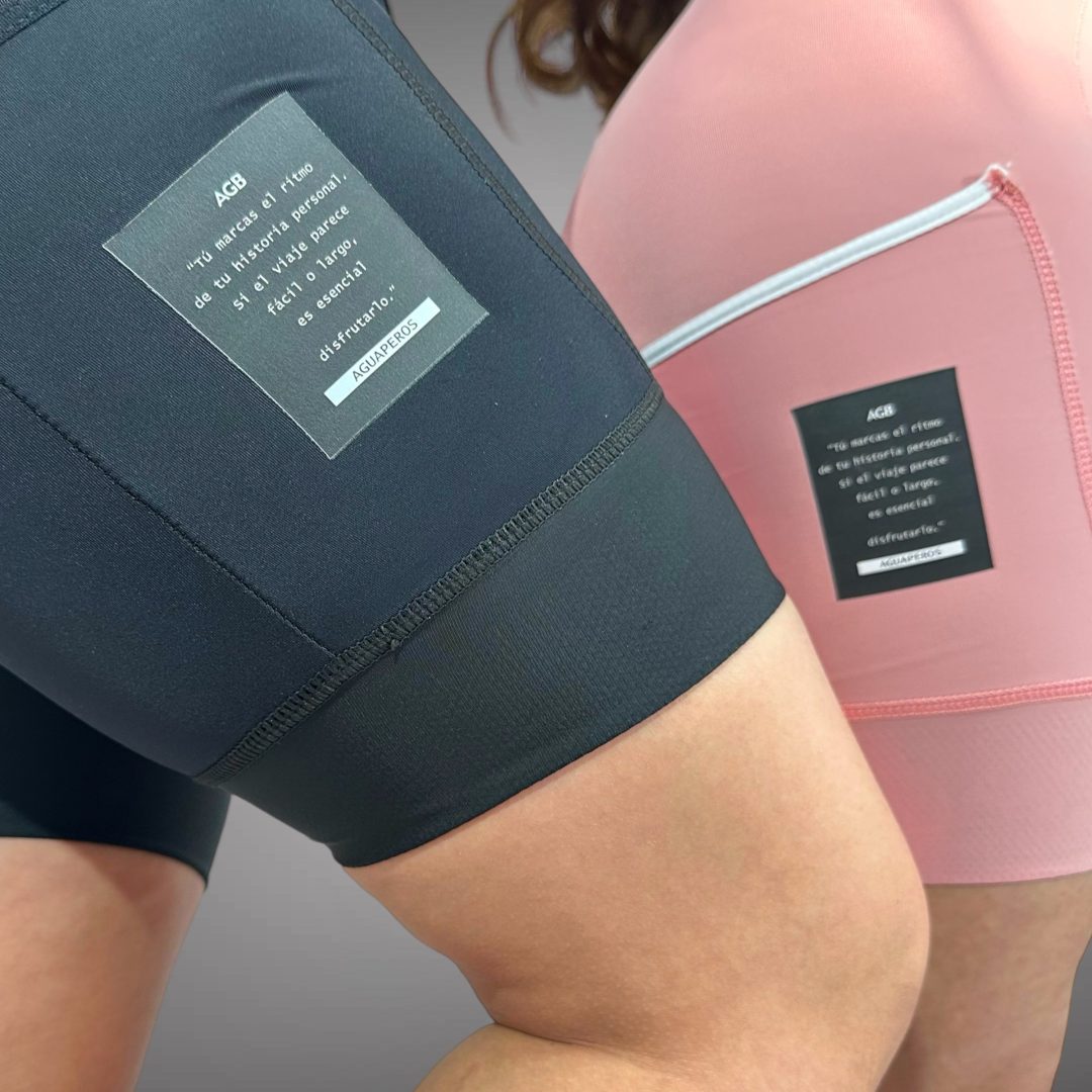 * Licra corta de ciclismo Gravel negra para mujer con bolsillo lateral derecho y tela diferenciada de A Guapa Bike.
