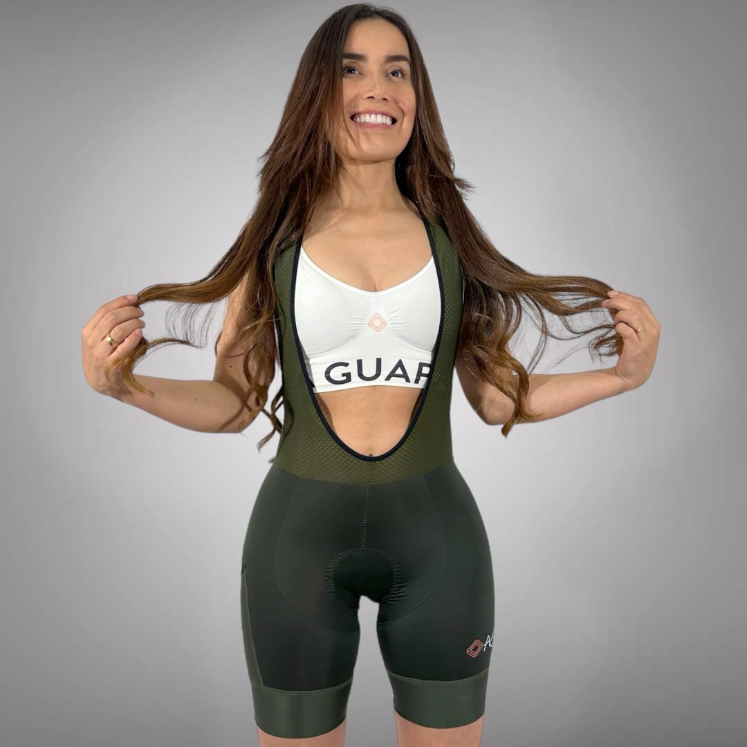 Licra corta de ciclismo Gravel verde militar para dama vista frontal con tirantes de malla de A Guapa Bike.