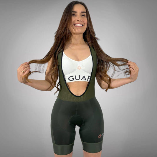 Licra corta de ciclismo Gravel verde militar para dama vista frontal con tirantes de malla de A Guapa Bike.