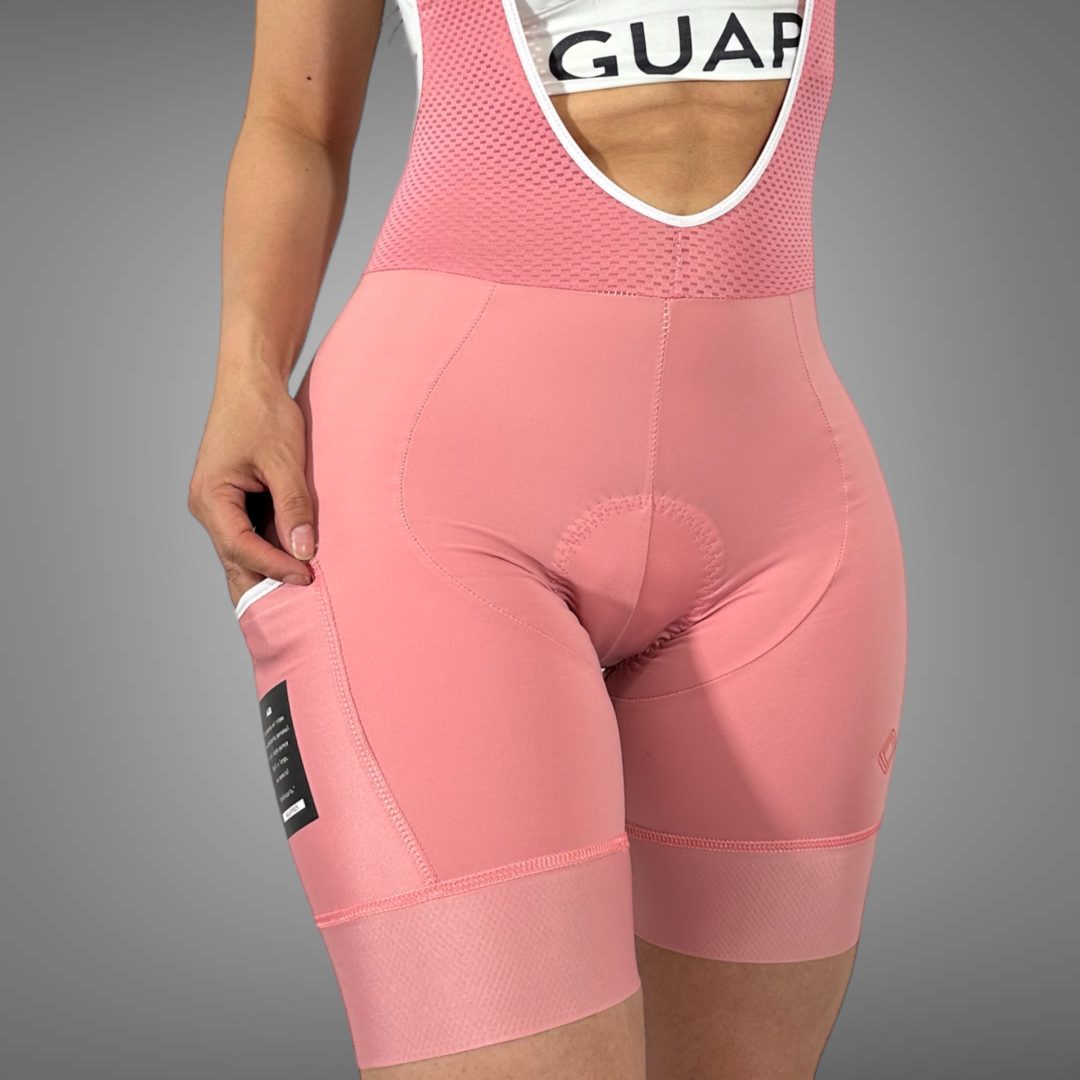Licra corta de ciclismo Gravel palo rosa para dama vista frontal con tirantes de malla de A Guapa Bike.

