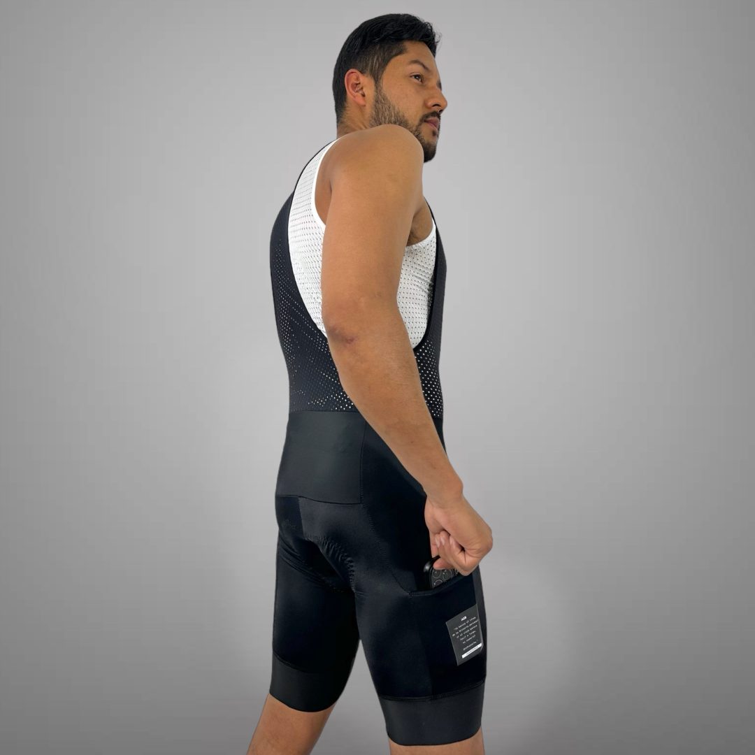 Licra corta de ciclismo Gravel negra para hombre vista trasera de la línea Pro de A Guapa Bike.