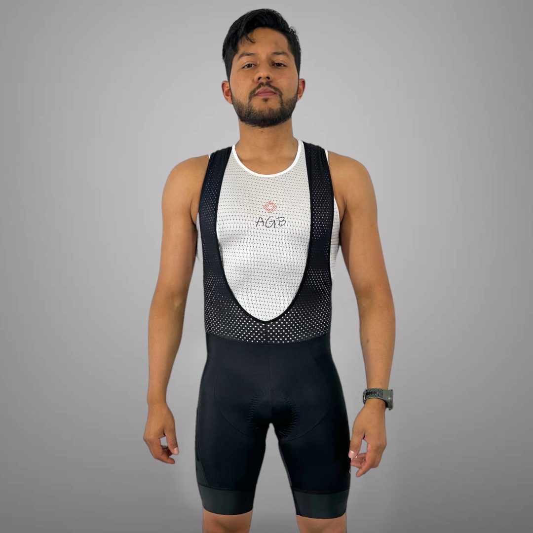 Licra corta de ciclismo Gravel negra para hombre vista frontal con tirantes de malla de A Guapa