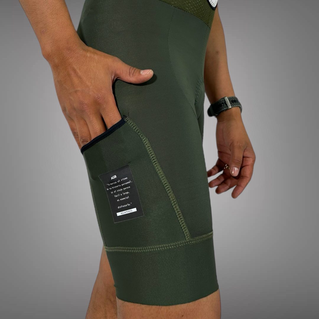 Licra corta de ciclismo Gravel verde militar para hombre con bolsillo lateral derecho y tela diferenciada de A Guapa Bike.