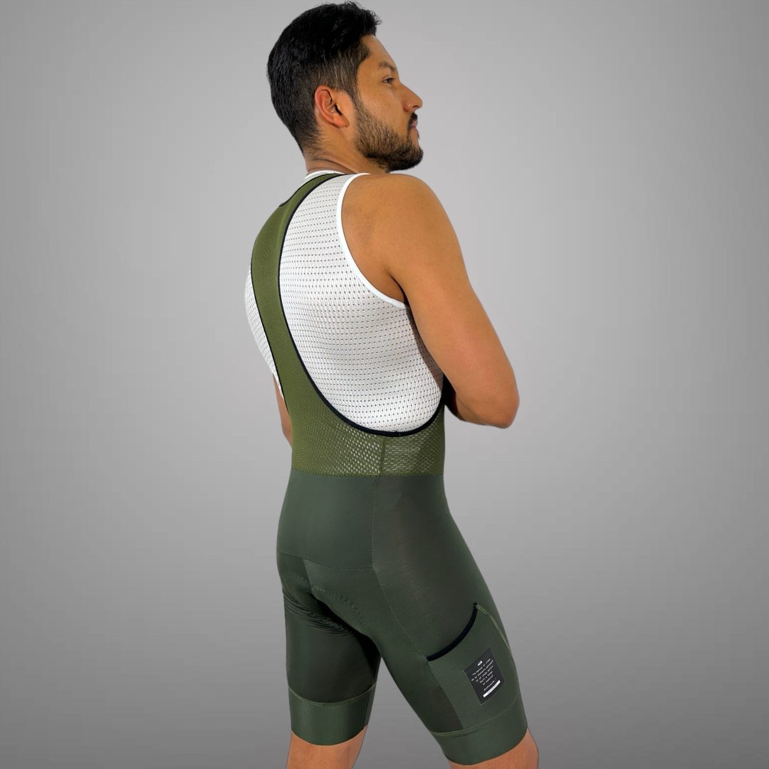 Licra corta de ciclismo Gravel verde militar para hombre vista trasera de la línea Pro de A Guapa Bike.