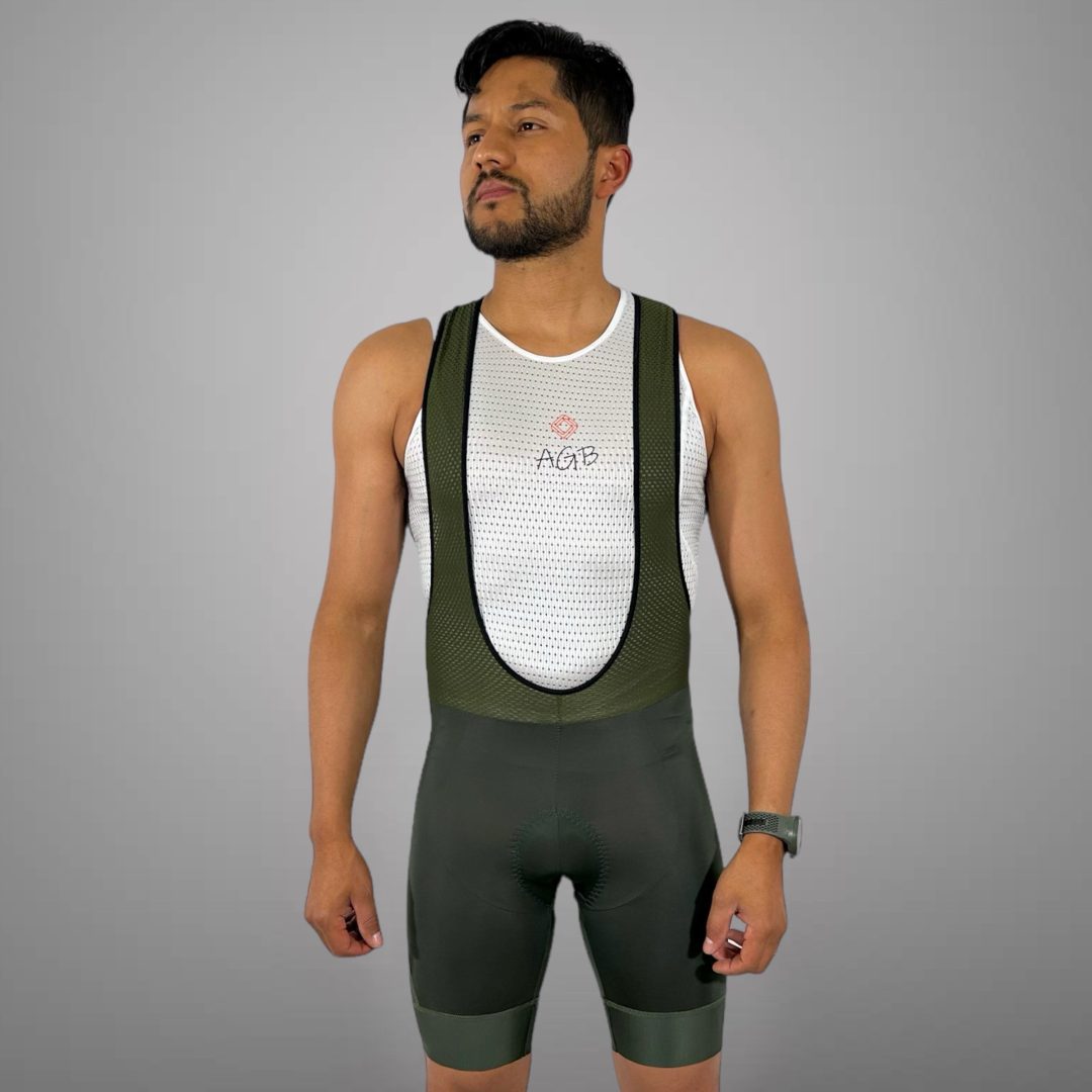 Licra corta de ciclismo Gravel verde militar para hombre vista frontal con tirantes de malla de A Guapa Bike.