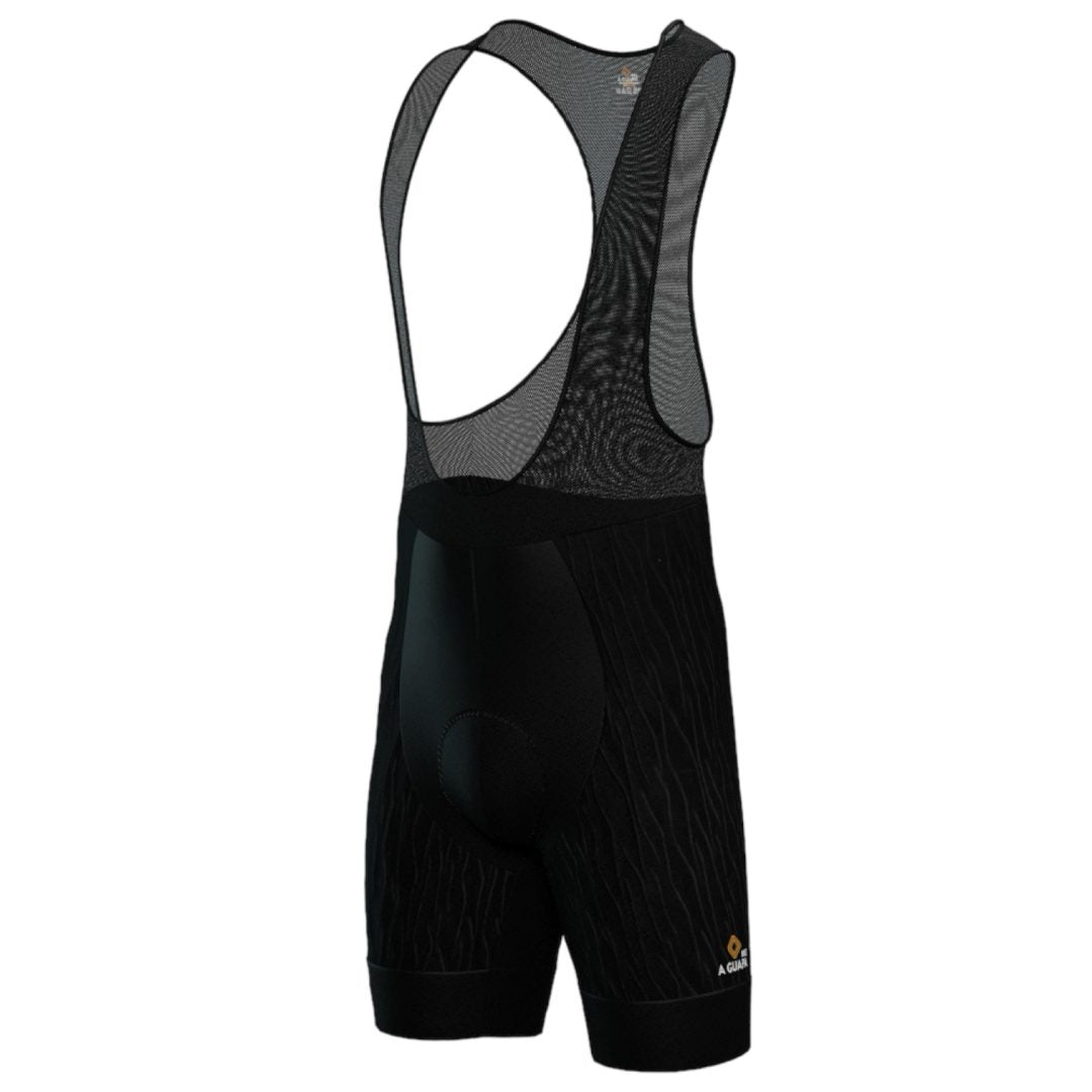 Licra corta de ciclismo negra para hombre de la línea Pro modelo renderizado desde el lateral izquierdo Mostrando el Logo con banda siliconada y tirantes en malla de A Guapa Bike.